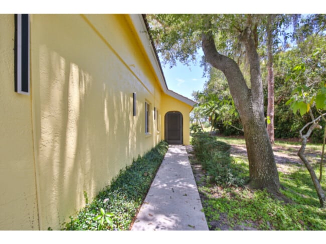 Building Photo - Newly listed 4 bedroom home with a pool in Longwood Run, Sarasota