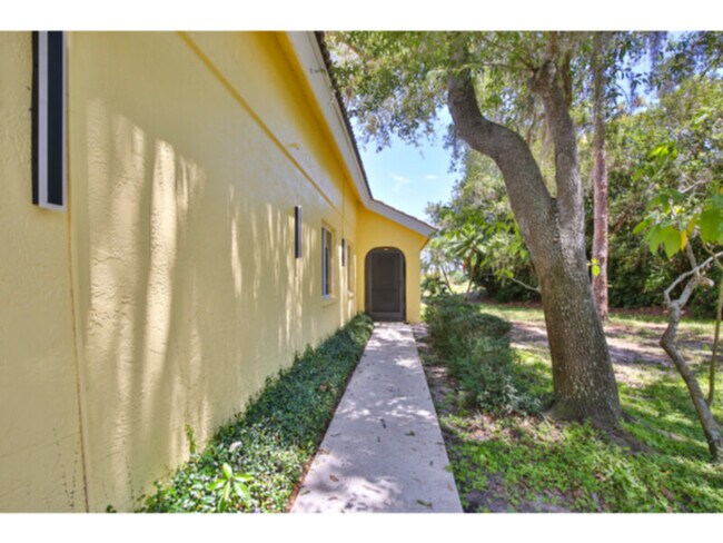 Foto del edificio - Newly listed 4 bedroom home with a pool in Longwood Run, Sarasota