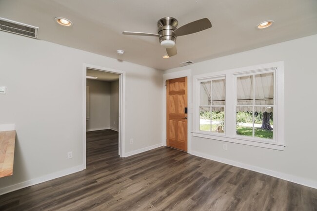 Foto del edificio - 1 bedroom / 1 bath ~ Just Renovated & Move...