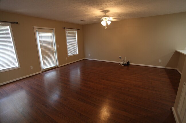 Building Photo - 3bed/3bath Donahue Crossing Condominiums A...