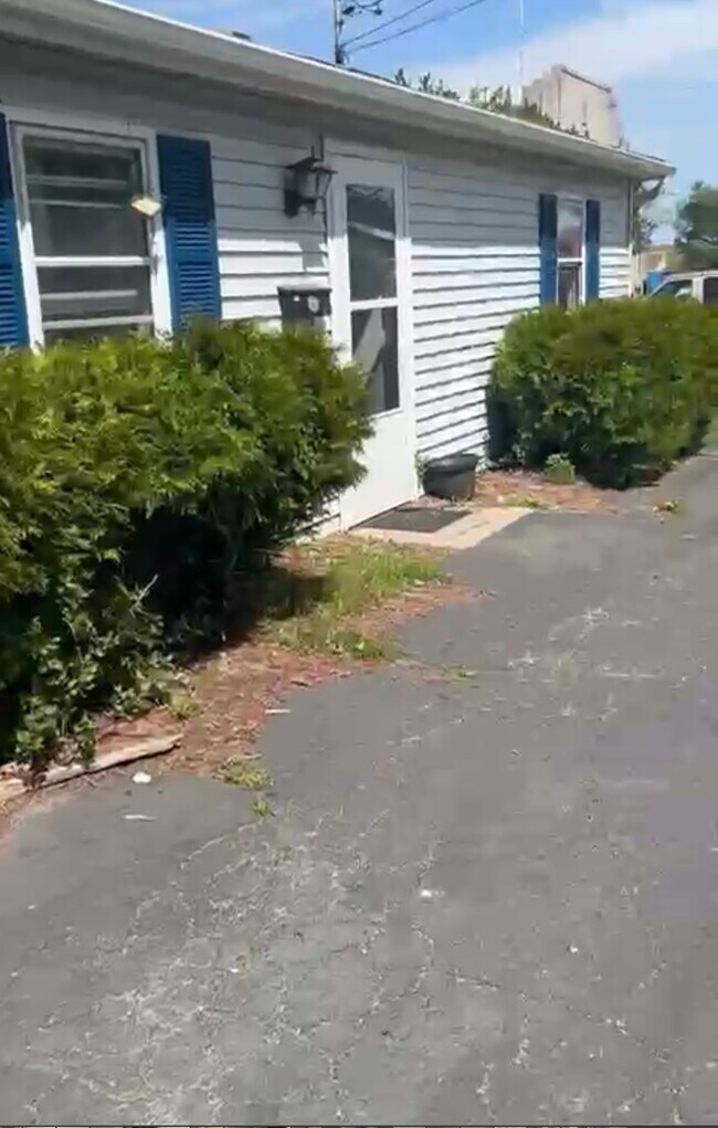 Building Photo - 1085 Hanover Ct