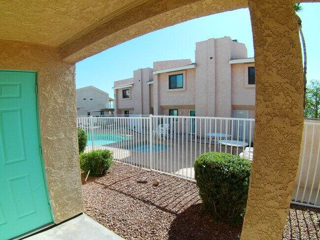 Vista de la piscina desde el patio cubierto - 3400 Sunriver Rd