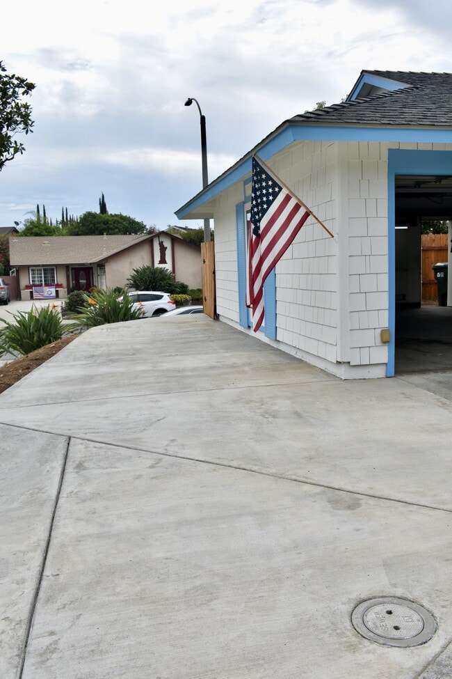Building Photo - 2027 Fuerte Ln
