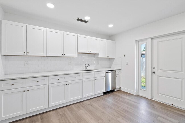 Building Photo - 9160 W Highland Pines Blvd