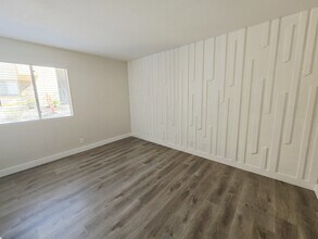 Building Photo - 5260 River Glen Dr