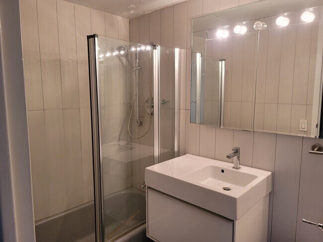 Building Photo - 253 E Delaware Plz