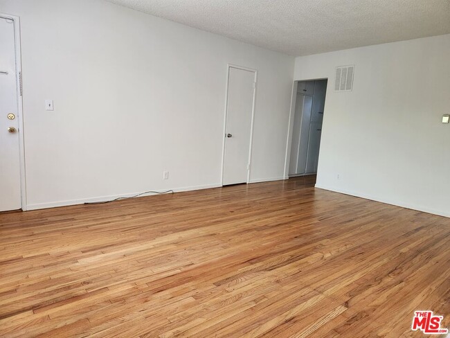 Foto del edificio - 8853 Alcott St