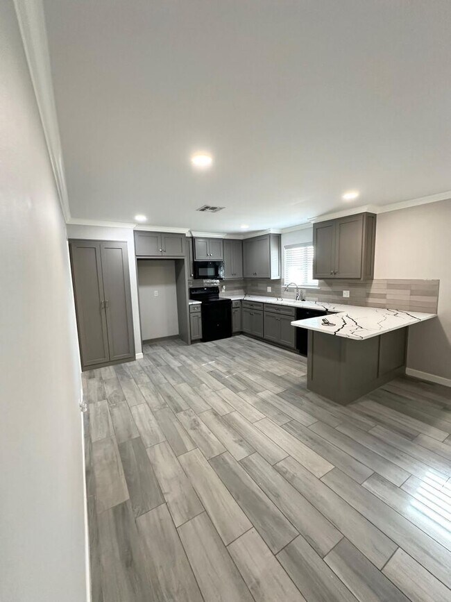 Foto del edificio - 3 Bed 2 Bath Ready To Rent ASAP!