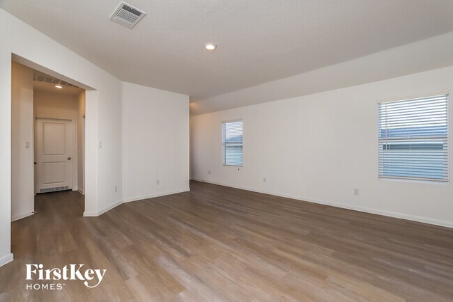 Foto del edificio - 13027 Rosemary Cove