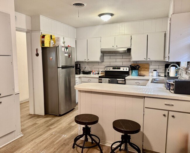 Foto del edificio - Updates Coming! Adorable 3 Bedroom Home Ne...