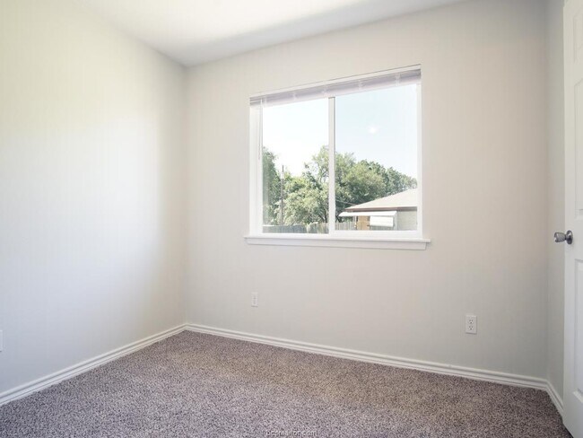 Building Photo - 712 Vassar Ct