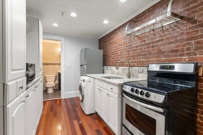 Building Photo - 244 Beacon St