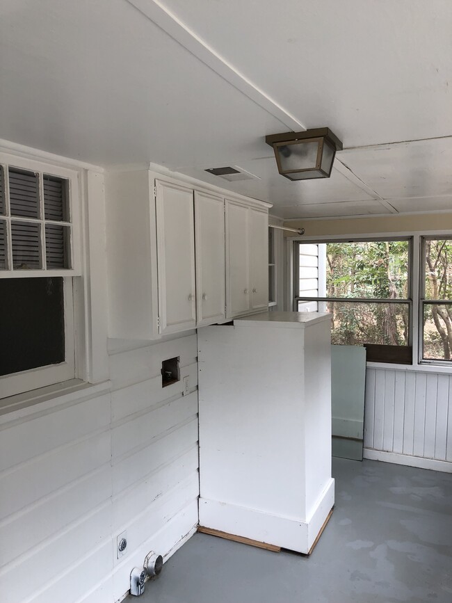 Mud room with hook ups - 4117 Lawndale Dr