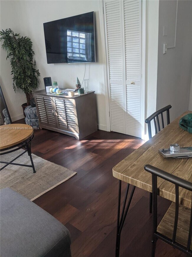 Foto del edificio - 7741 Hawthorne Ave