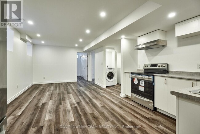 Building Photo - 10 St Ives Cres