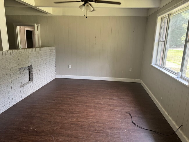 Livingroom - 907 Hill N Dale Dr