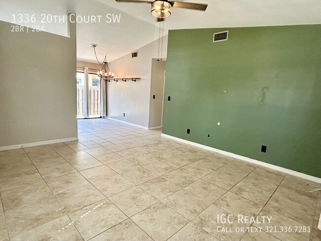 Building Photo - Charming 2 Bed, 2 Bath Rental Home with Gr...