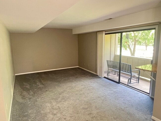 Building Photo - 2 Bedroom Condo in Colony West - Available...