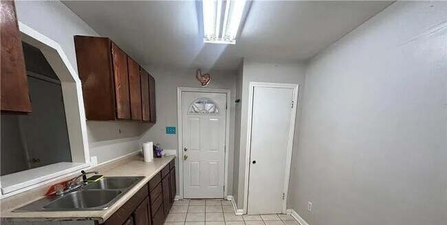 Foto del edificio - 7182 Peachtree Ln N