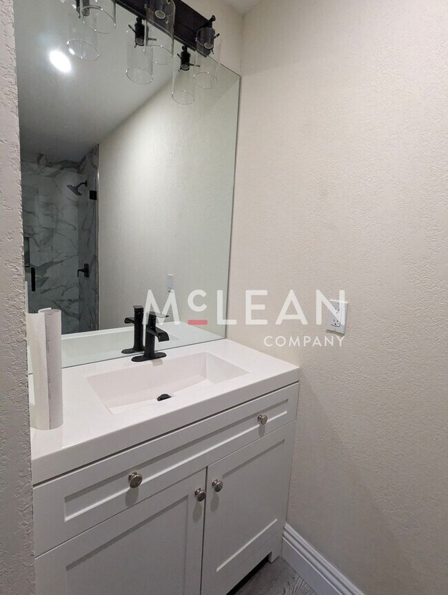 Foto del edificio - NEWLY REMODELED - One Bedroom Condo