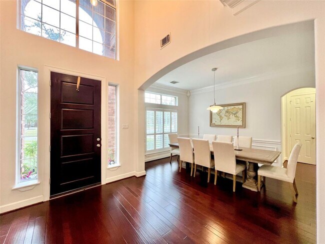 Building Photo - 318 Winding Oak Ln
