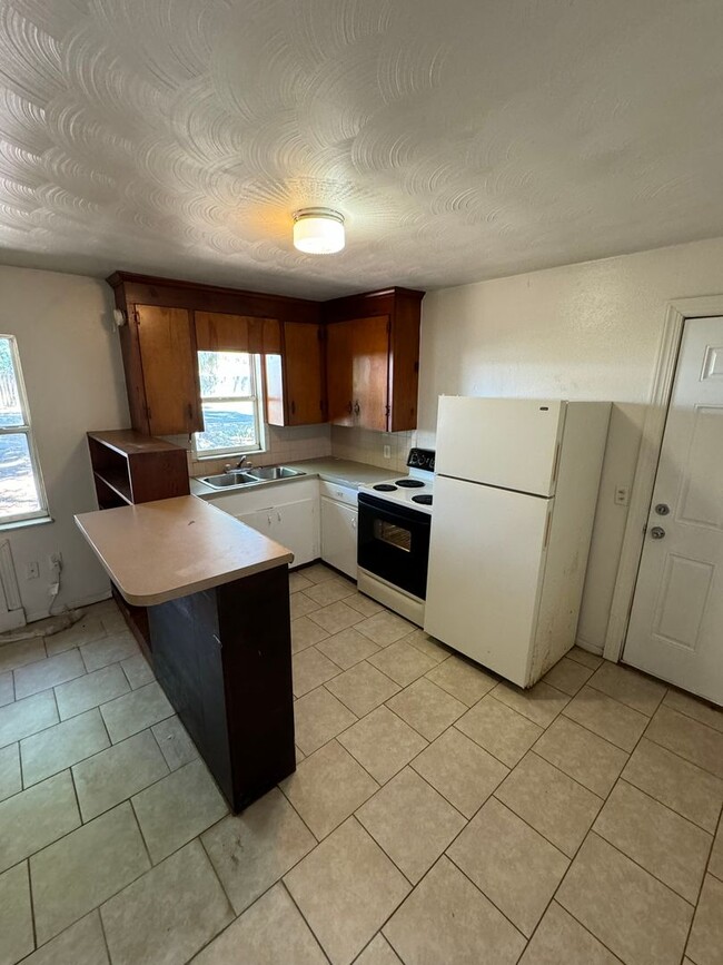 Building Photo - Nicely Updated 1BR/1BA Duplex