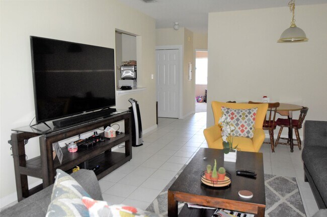 Building Photo - ORLANDO: Gated Community - Convenient to S...