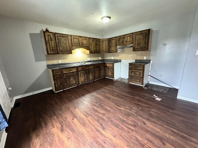 Building Photo - 4 Bedroom House