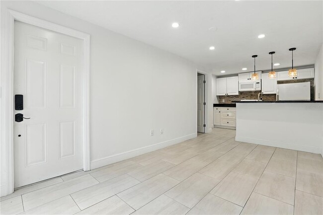 Building Photo - 614 N Hyer Ave