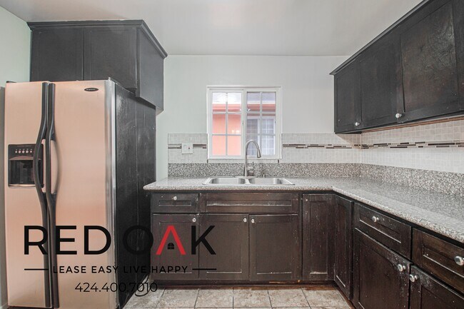 Building Photo - 856 W 47th St