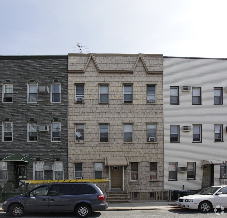 Building Photo - 722 Lorimer St