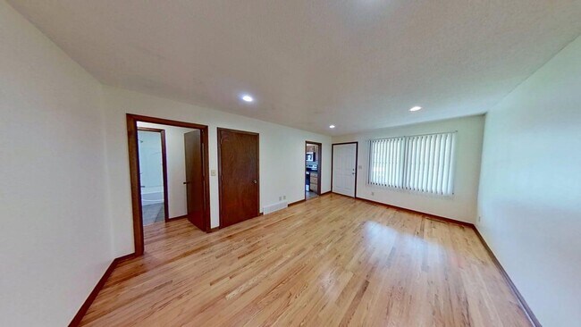 Foto del edificio - Updated two bedroom duplex, new stainless steel appliances, garage, and hardwood floors