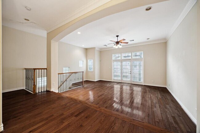 Foto del edificio - 9007 Harbor Hills Dr