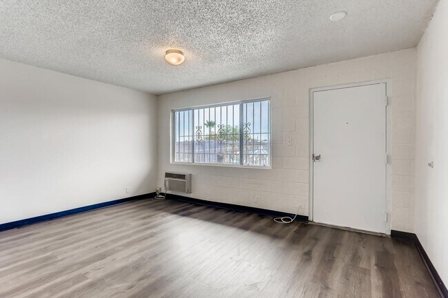 Building Photo - Super CUTE 1 bedroom Condo next to UNLV