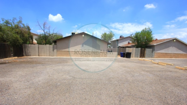 Building Photo - Beautiful Apt - Private Yard, W/D Hookups!...