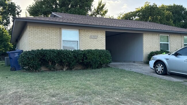 Building Photo - 313 Rita Dr