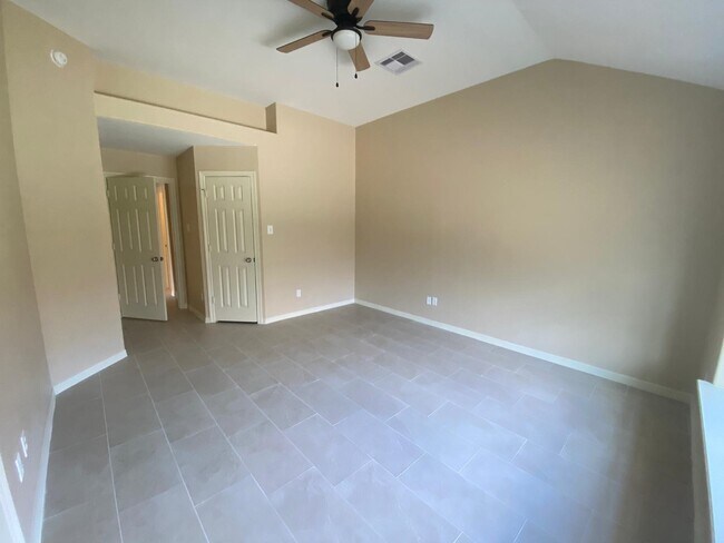 Building Photo - 956 Oak Falls Dr