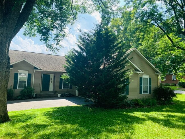 Building Photo - *Re-Rental Available October 1, 2024* 3 Be...