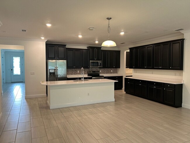 Building Photo - Beautiful 4/3 Carter Hall Home!