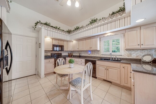 Building Photo - 3 Bed, 3 Bath Condo for Rent – Available August 5th