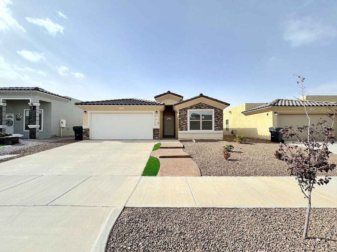 Foto principal - East El Paso 3 bed Refrig A/C