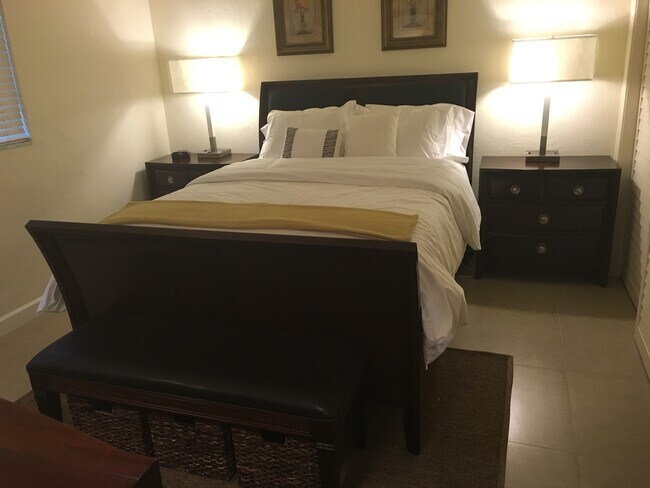 Queen size bed with with side tables - 2850 30th NE St