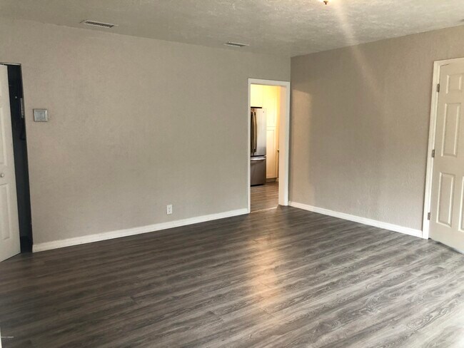 Building Photo - 294 Roosevelt Dr
