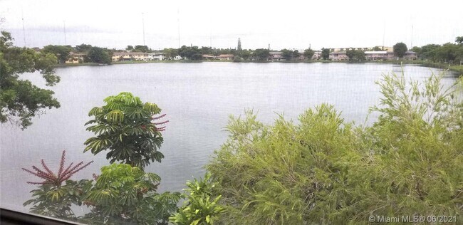 Foto del edificio - 303 NE 187th St