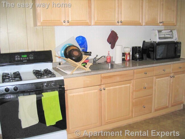Building Photo - Davis / Teele Sq 3 Bedroom