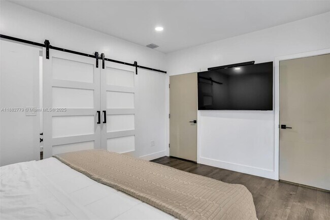 Foto del edificio - 2484 SW 25th St
