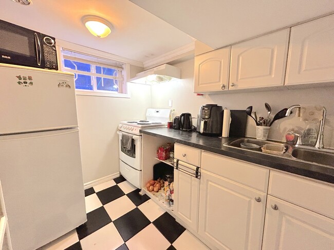 Building Photo - 27 Dromore Crescent