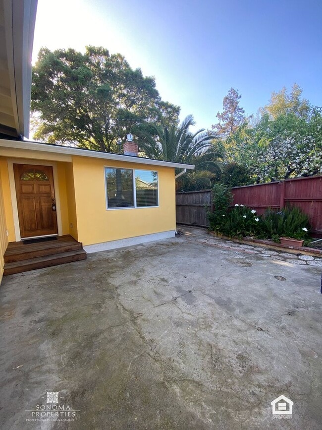 Building Photo - Bright & Cheery 2 Bedroom Home