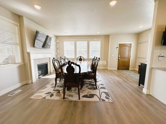Foto del edificio - 4BD I 2.5BA - Park-Pool-Gym Included!