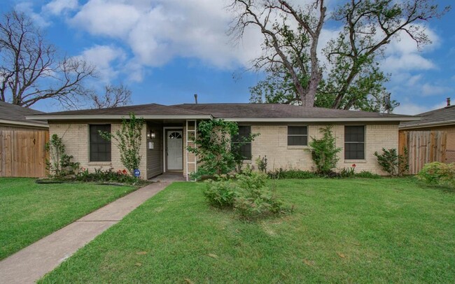 Building Photo - 502 Guyer St
